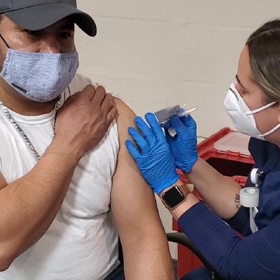 Colaboración entre EE.UU. y México vacuna a trabajadores en la frontera 